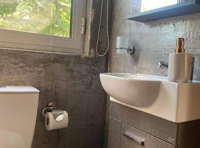 Tasos Bi 크리시 아모우디아